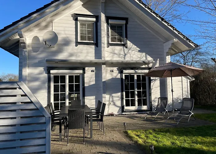 Charmantes Holzhaus Seeadler In Dranske, Ruegen * Dranske